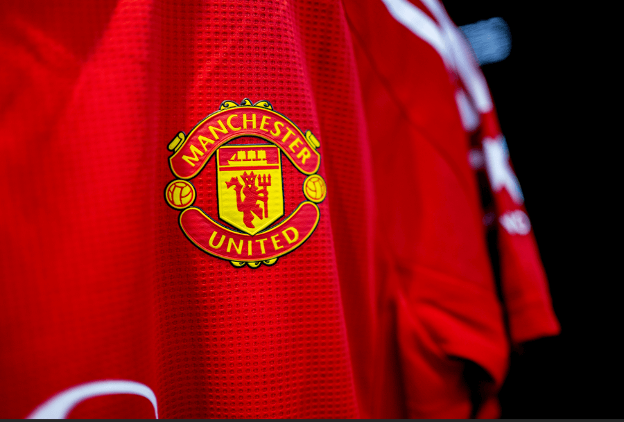 Manchester United shirt.