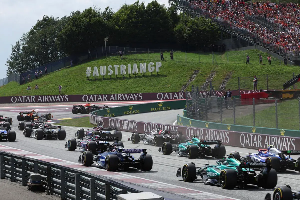 Austrian Grand Prix, F1 drivers at the start of the race taking a corner.