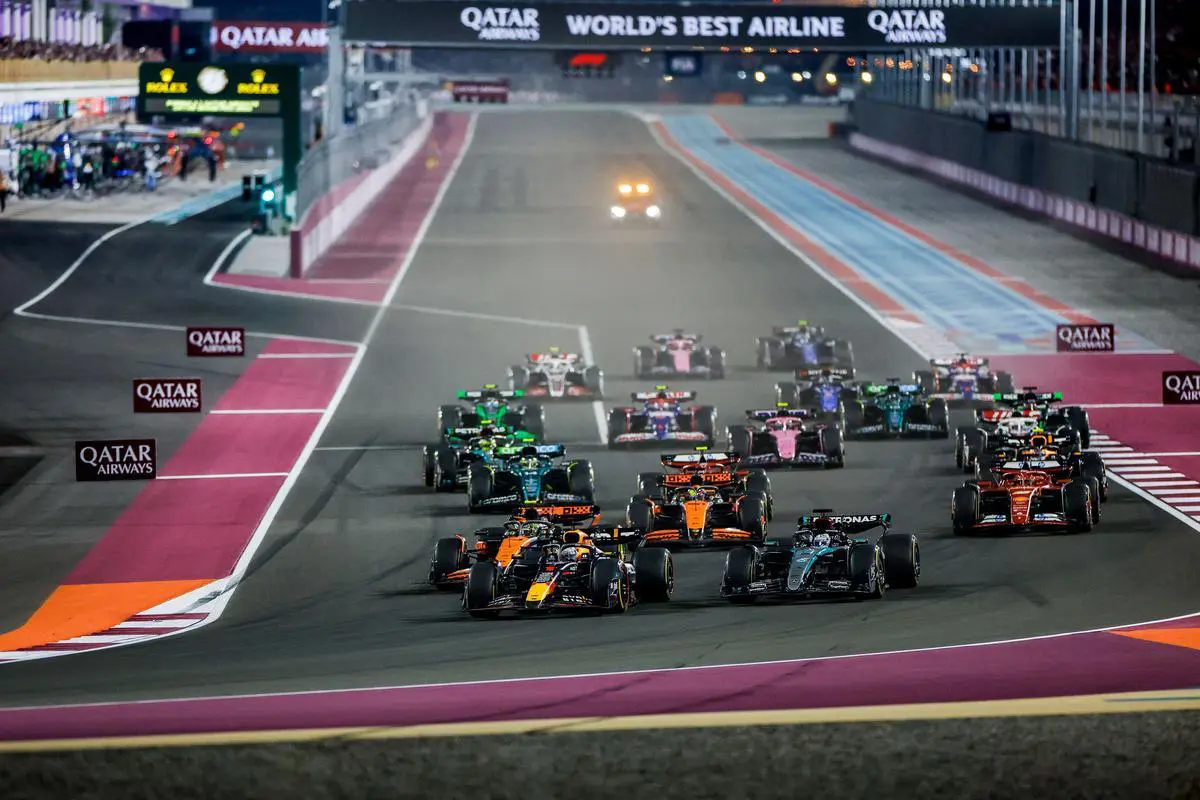 Qatar Grand Prix 2024, F1 drivers take corner.