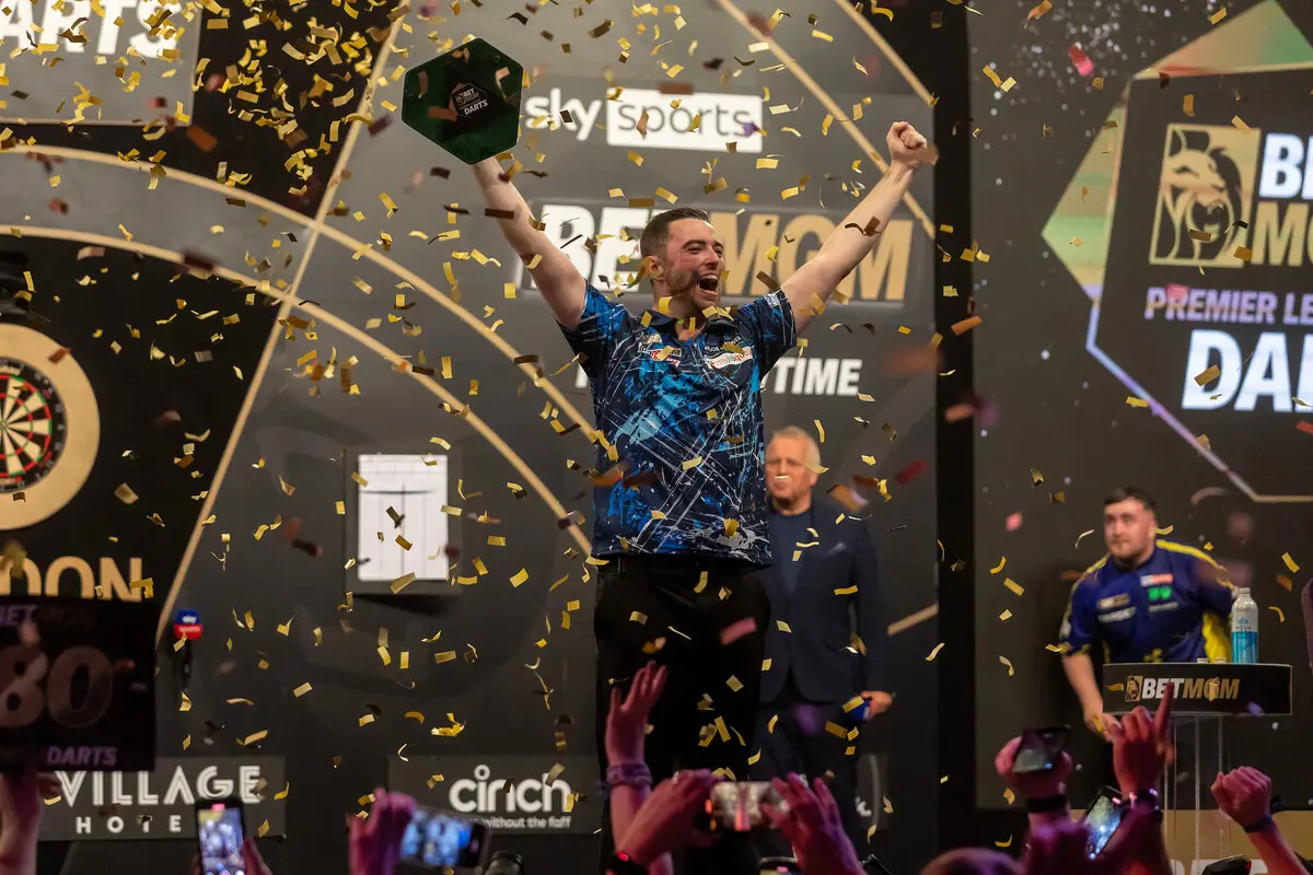 Luke Humphries 2025 winner celebrates with the trophy