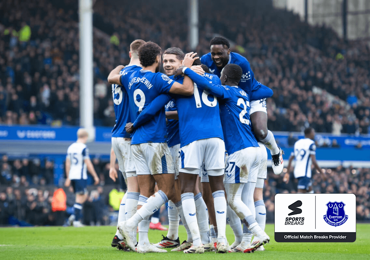 Everton players celebrating a goal.
