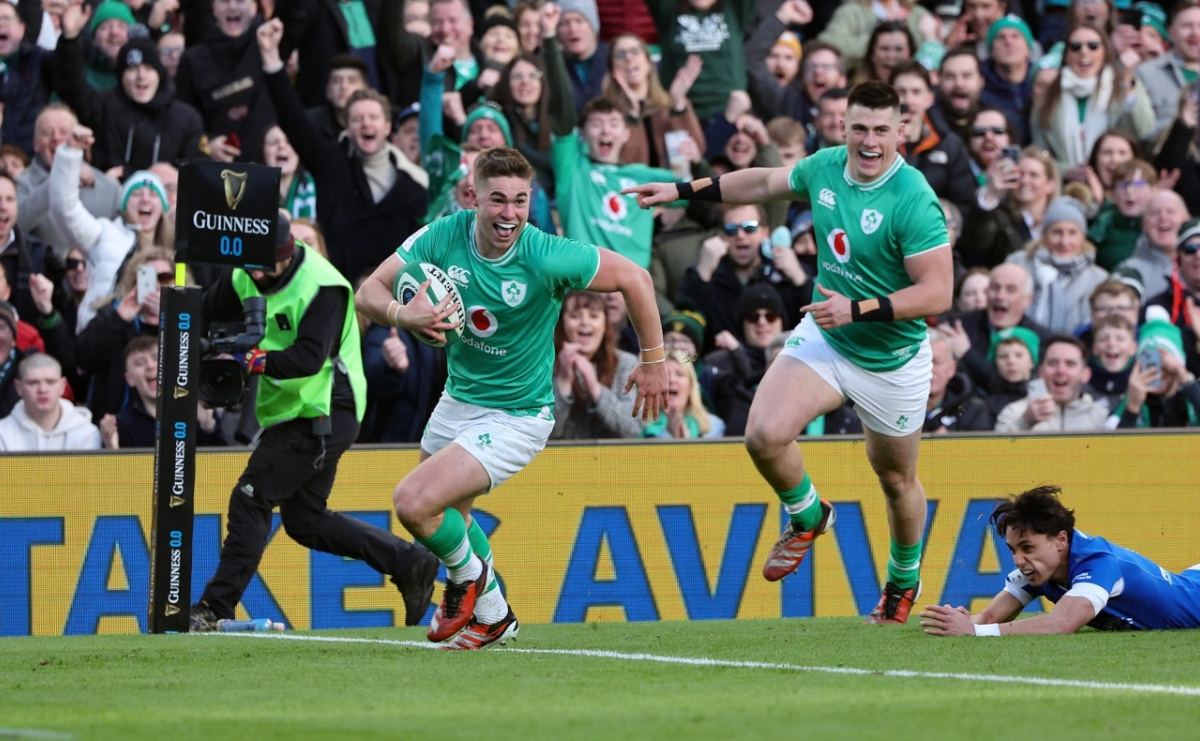 Ireland Rugby player running to score a try.
