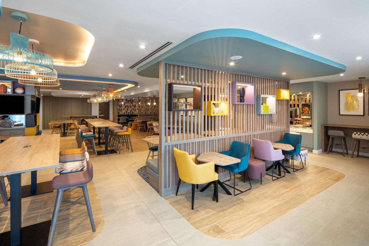Hotel Lobby Option in London - Yotel London.