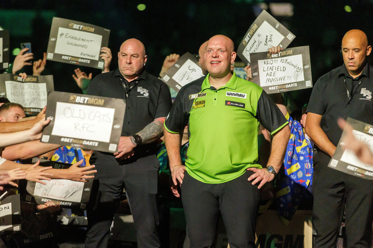 Van Gerwen walks out to an amazing reception at the PL Darts 2025.