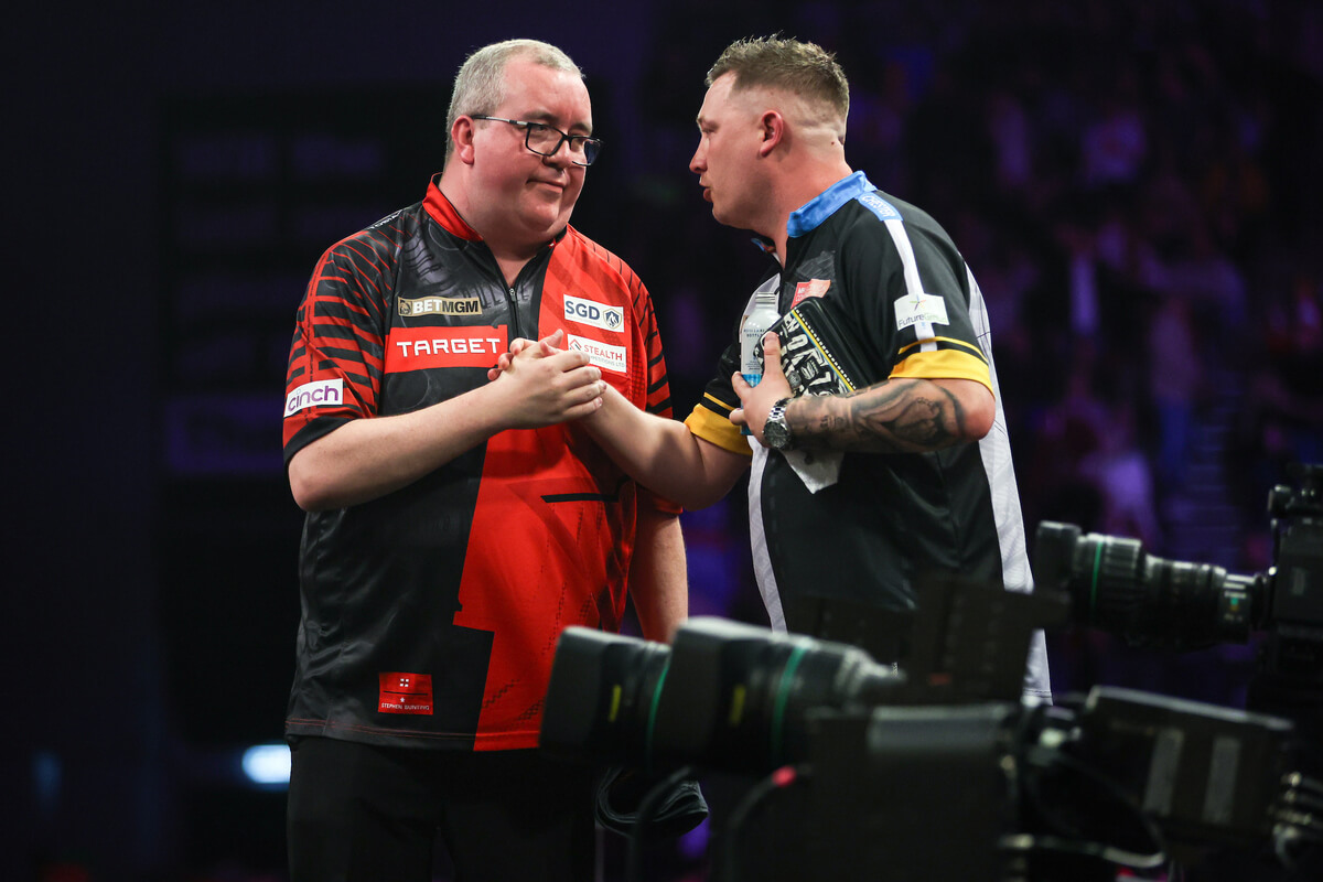 Bunting and Price shake hands at the PL Darts 2025.
