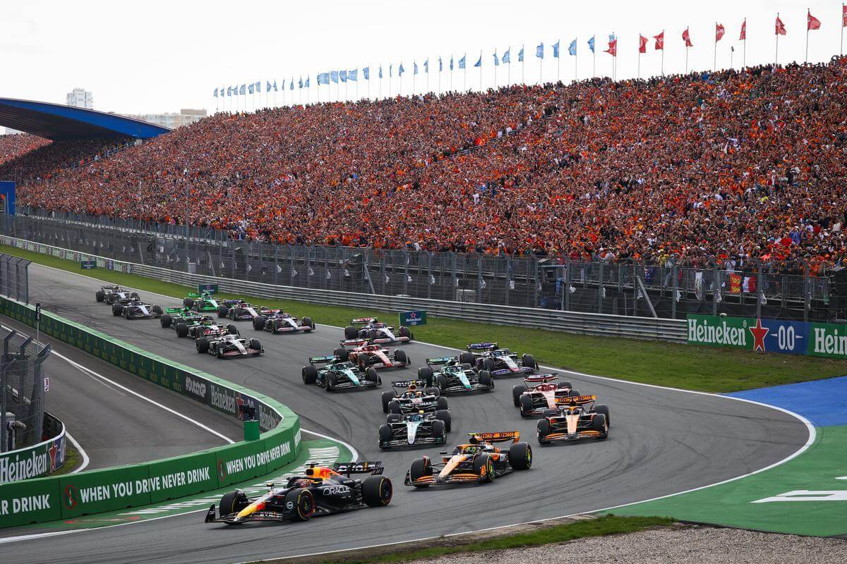 Dutch Grand Prix 2024, F1 drivers take corner.